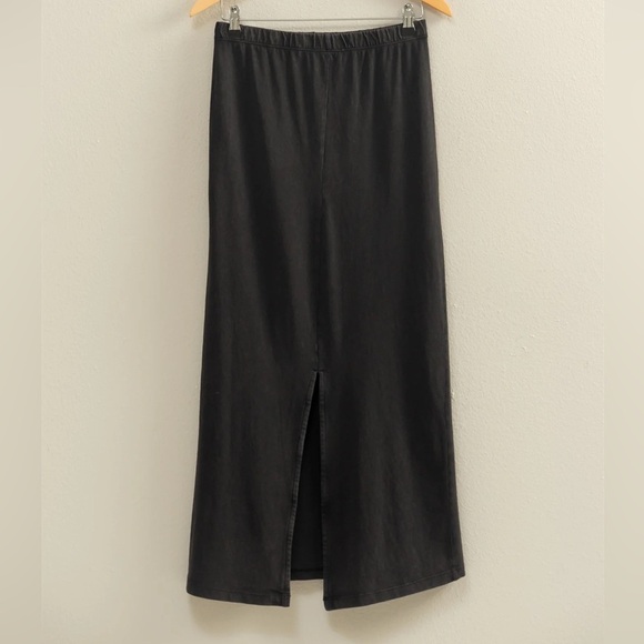 Essential Skirt - Black - Picture 2 of 3